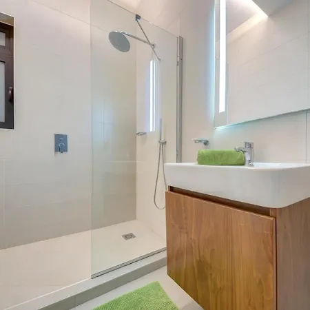 The Chic & Fabulous St Julians Apts With Terraces Lejlighed